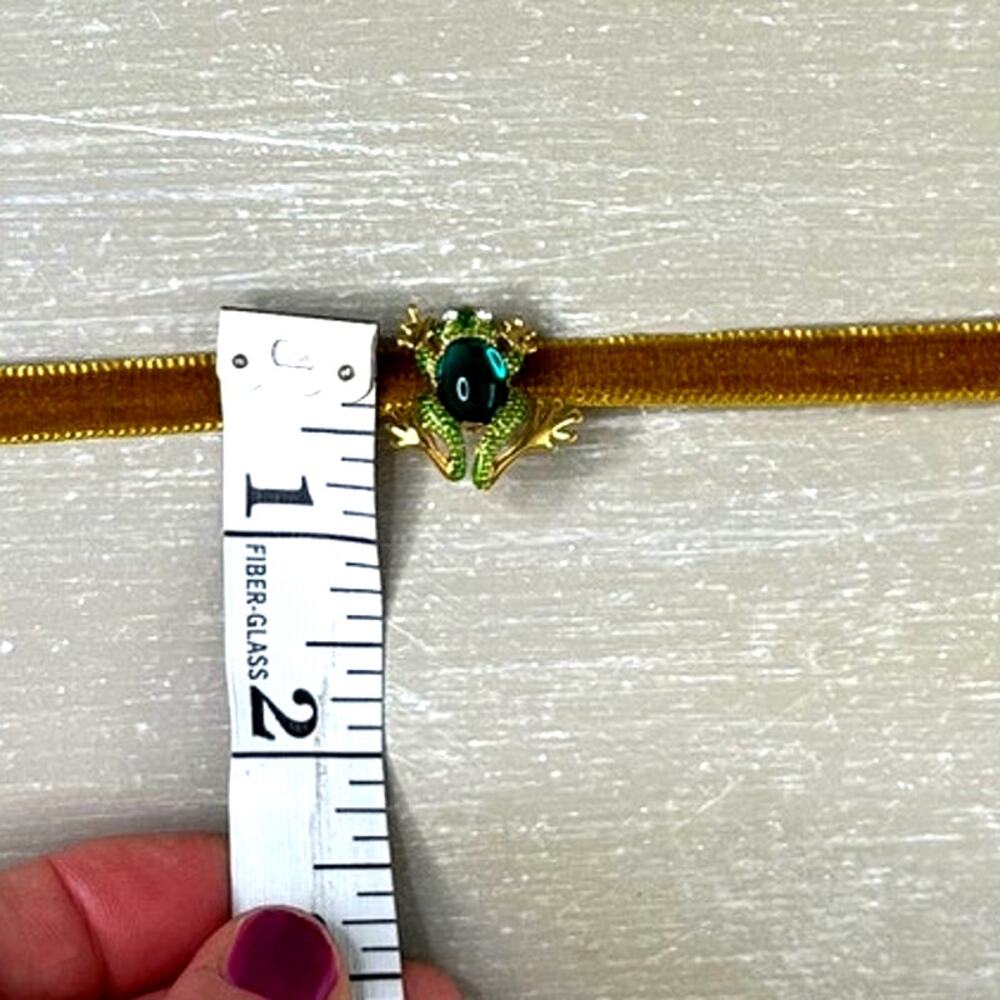 Handmade Velvet Choker with Vintage Style Frog Brooch - Picture 11 of 11